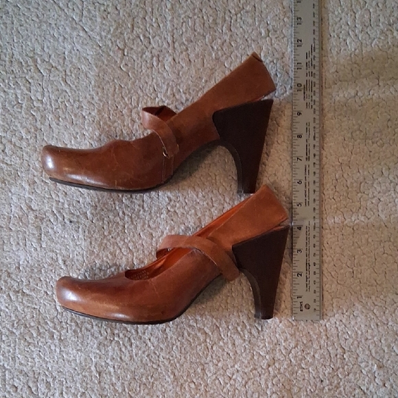 Tsubo Tan Women's Heels - Picture 6 of 9